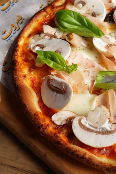 Food photography: mushroom pizza